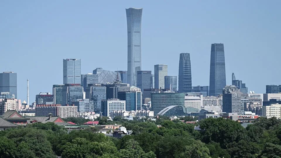 Mali avion udario u CITIC Tower u Pekingu — pilot poginuo, 13 povređeno; vlasti ćute