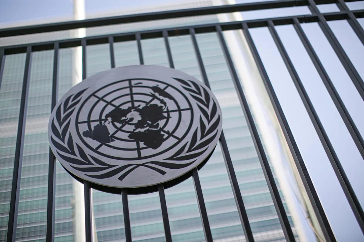 UN Upozorava: Neujednačen Rast Veštačke Inteligencije Može Produbiti Globalnu Nejednakost