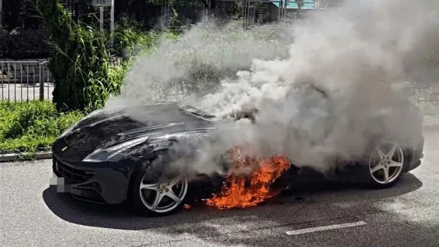 Crni Ferrari Se Zapalio Na Prometnoj Ulici U Tin Shui Wai — Vozač Je Jedva Izašao