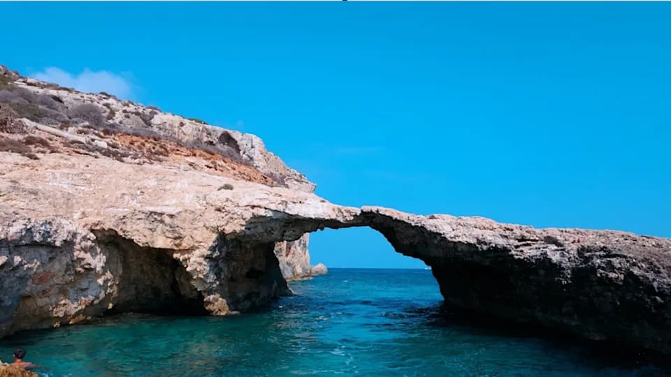 Tragedija na Malti: Kameni luk "Ljubeći slonovi" se srušio — poginuo turista na jetskiju