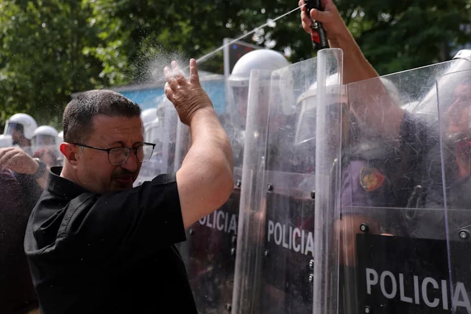 Tirana: "Flamingo revolucija" Prerastala U Sukobe — 12 Policajaca Povređeno, 18 Privedeno