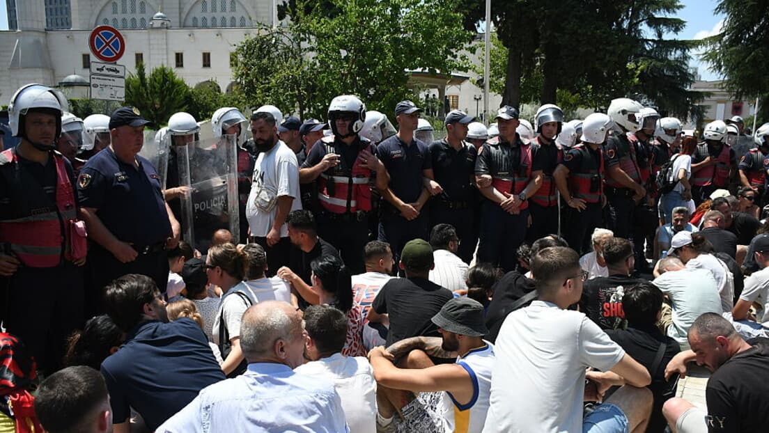 Neredi u Tirani: Poslanike Gađali Jajima i Brašnom, Policija Koristila Suzavac i Vodene Topove