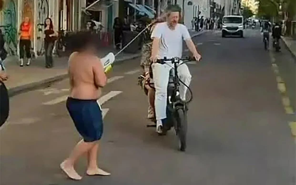 Hamza, 14: „Hamza Carinik“ Koji Prska Parižane i Naplaćuje 2 € — Kontroverza U Francuskoj