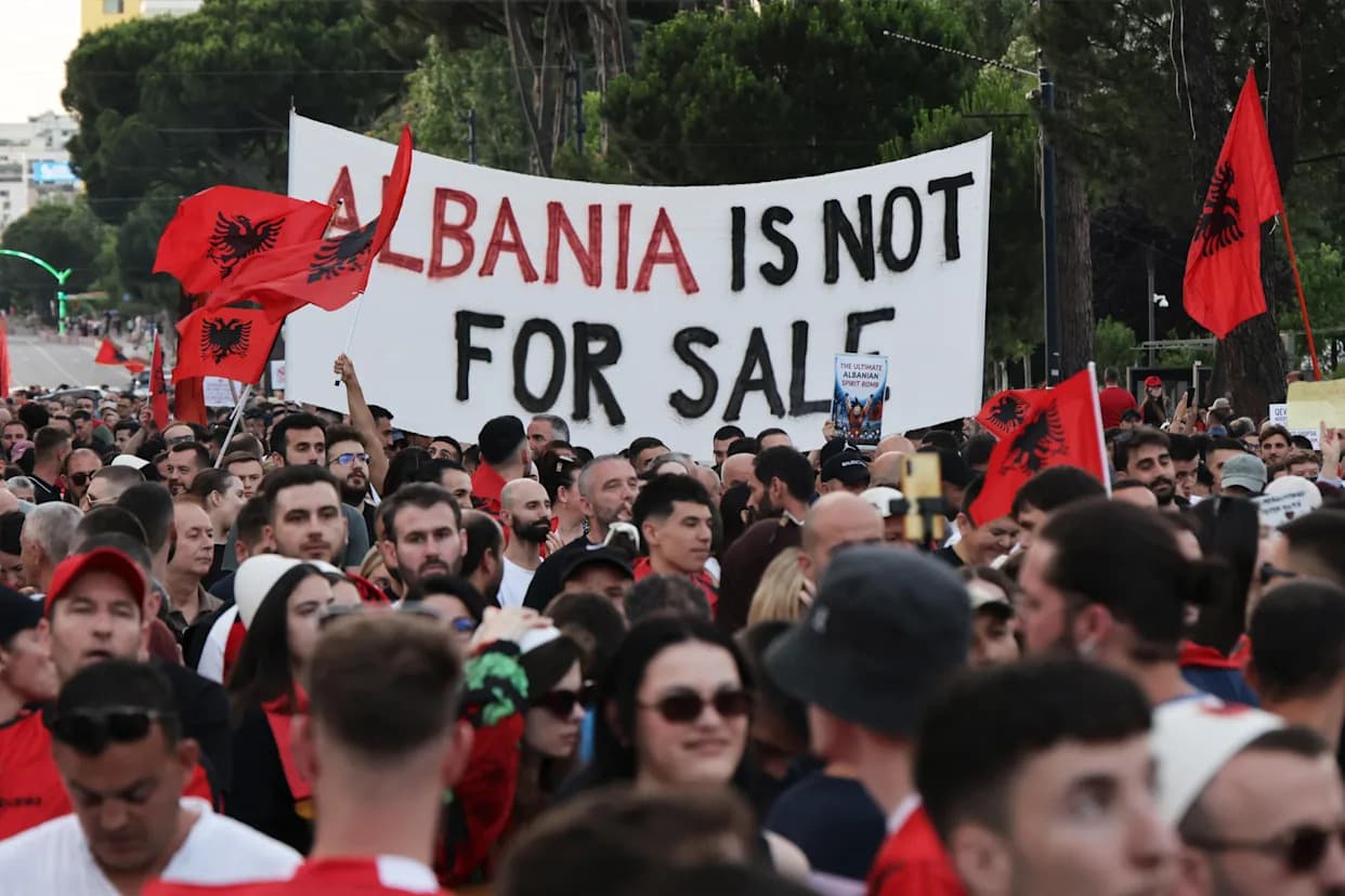 Prodavac zemljišta povezan s Kushnerom pod istragom: zamrznut račun od 127+ miliona dolara i masovni protesti