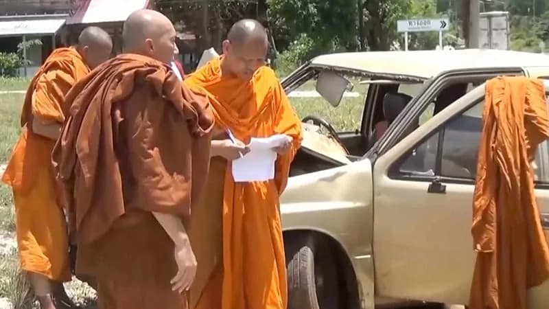 Video prikazuje kako 11-godišnjak kamionetom udara u budističku povorku u Mukdahanu — najmanje 10 poginulih
