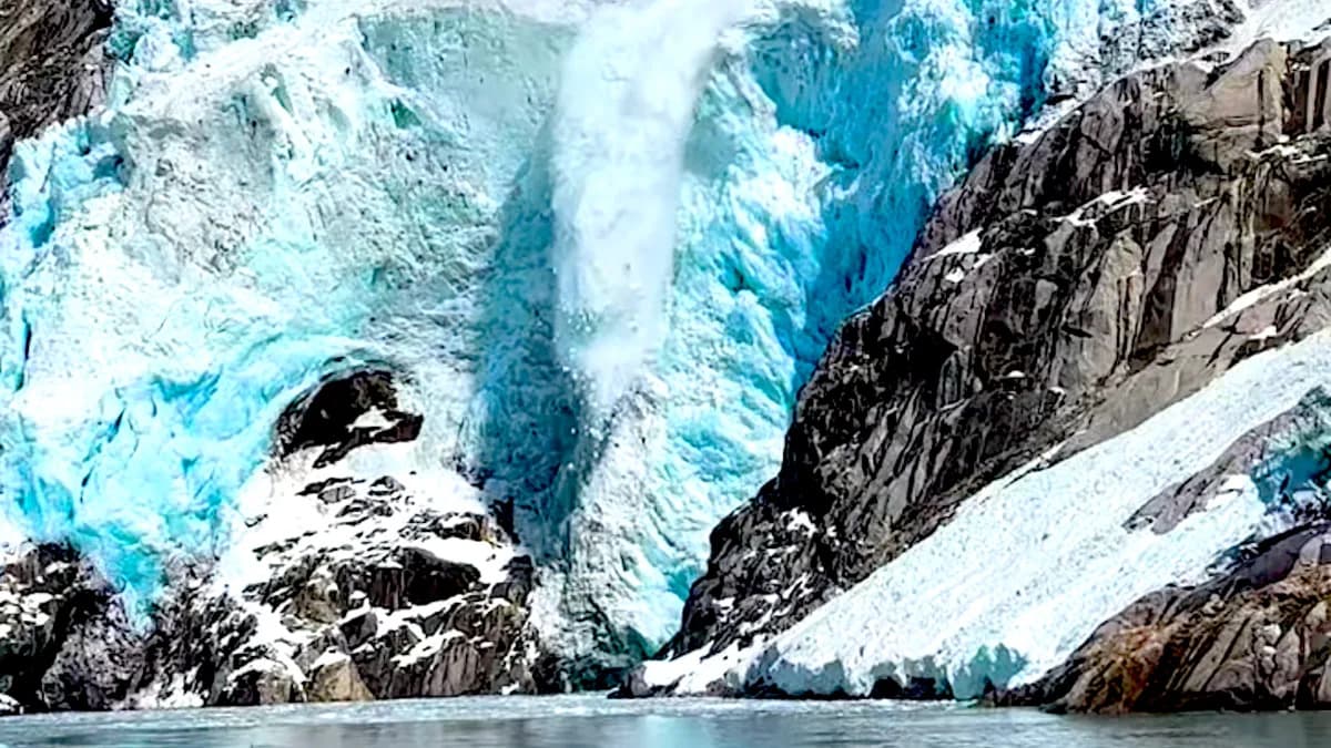Lavina Leda U Kenai Fjordsu Stvara Masivne Talase (Video)