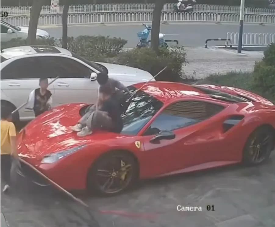Deca Pretvorila Ferrari U Tobogan U Kunmingu — Vlasnik Tuži, Popravka 29.360 Juana