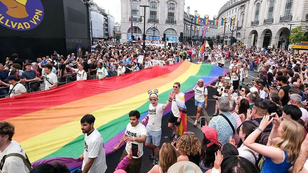 Pride u Londonu: Podrška „važnija nego ikad“ dok hiljade slave uprkos pravnom sporu