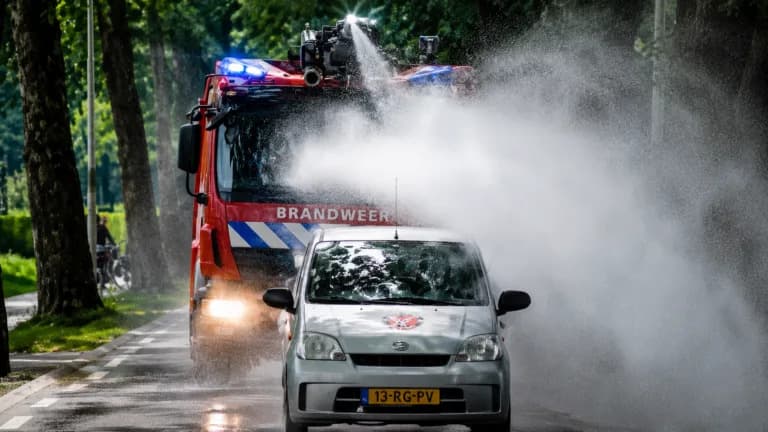Vatrogasni kamion polio automobil koji nije ustupio put — viralni snimak iz Nizozemske