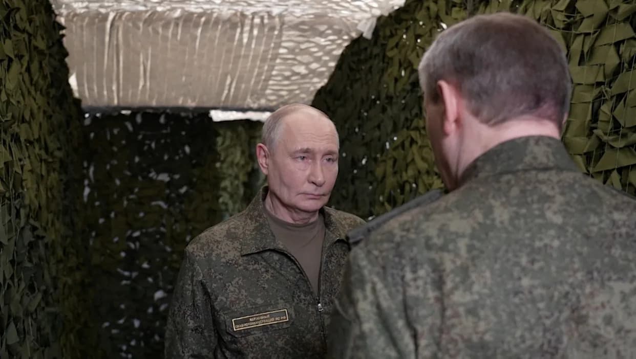 Putin U Uniformi U Režiranom Snimku — Pokušaj Da Impresionira Trampa Dok Ukrajina Napreduje