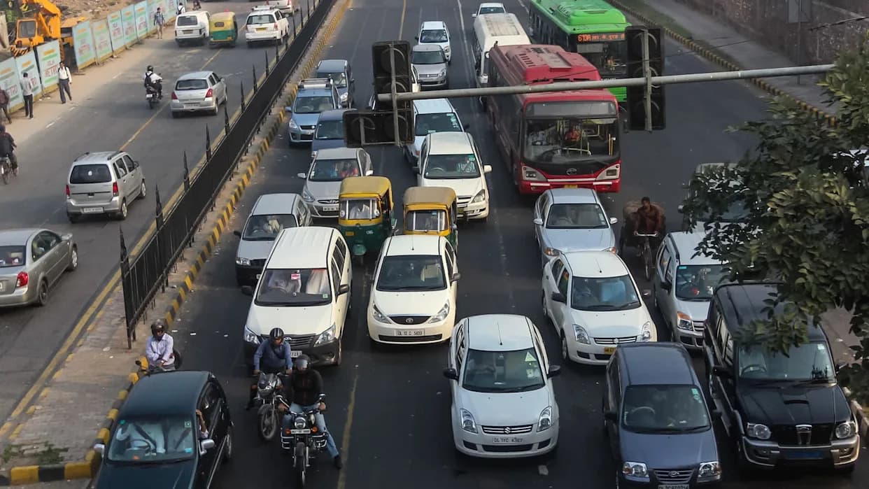 Nju Delhi Nudi Oko $1.000 Za Otpis Starih Automobila i Prelazak Na Električna Vozila — Plan Za Čistiji Vazduh