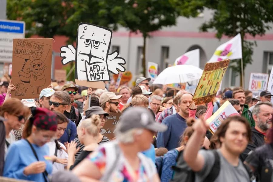 Hiljade Blokirale AfD U Erfurtu — Protesti Zbog Datuma Povezanog Sa Hitlerovom Omladinom