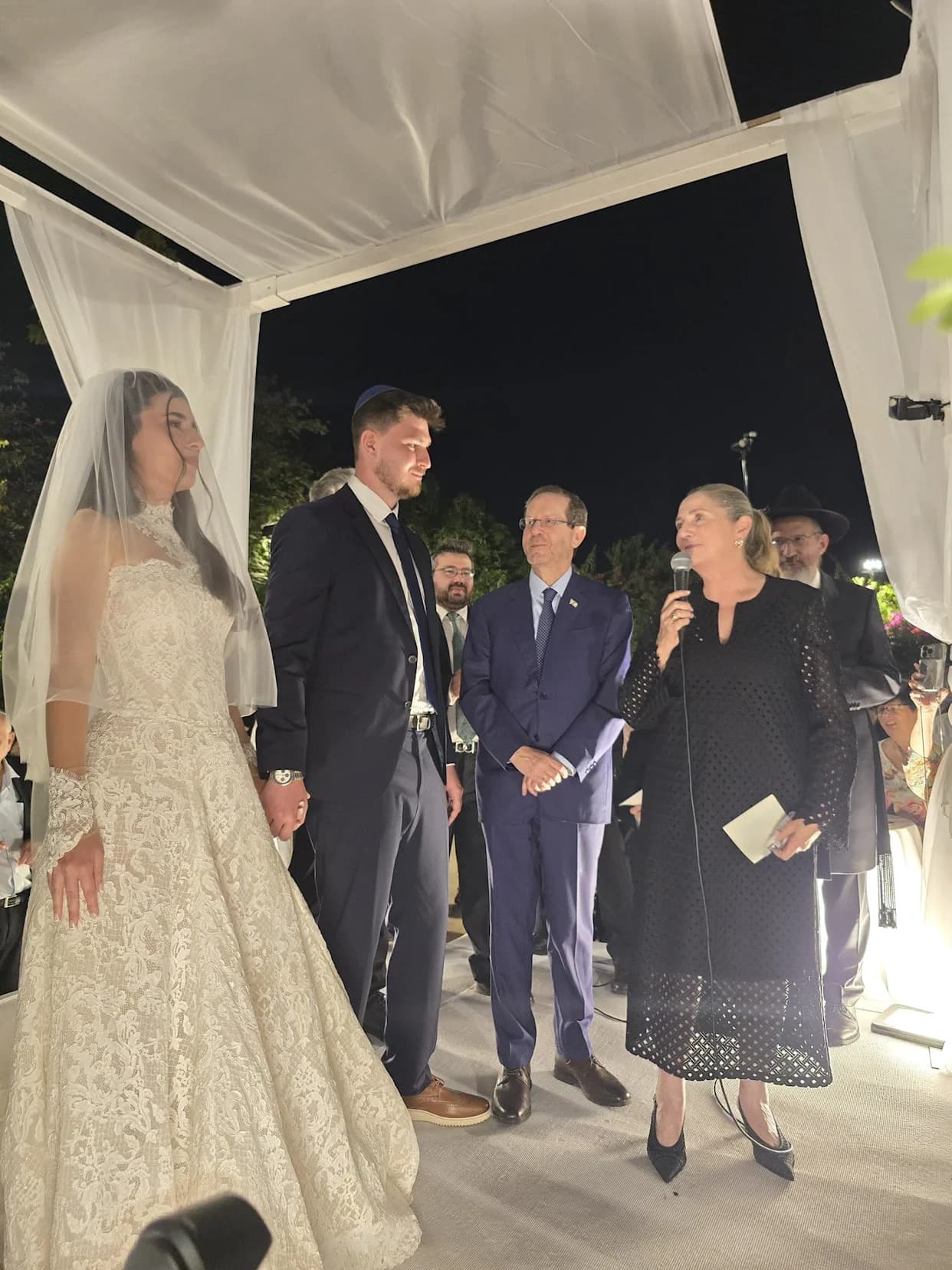 Herzog Blagoslovio Venčanje Bivših Taoca Sapir Cohen i Sasha Troufanova