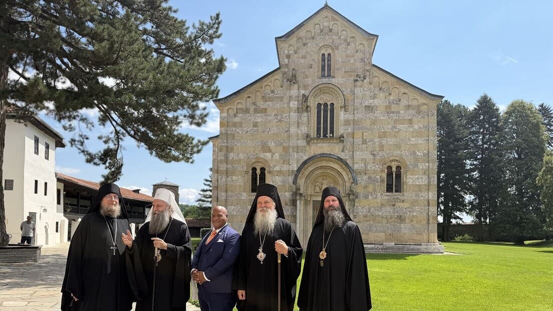 Porfirije Sa Trampovim Duhovnim Savetnikom Markom Burnsom Posetio Visoke Dečane — Poruka Mira I Dijaloga