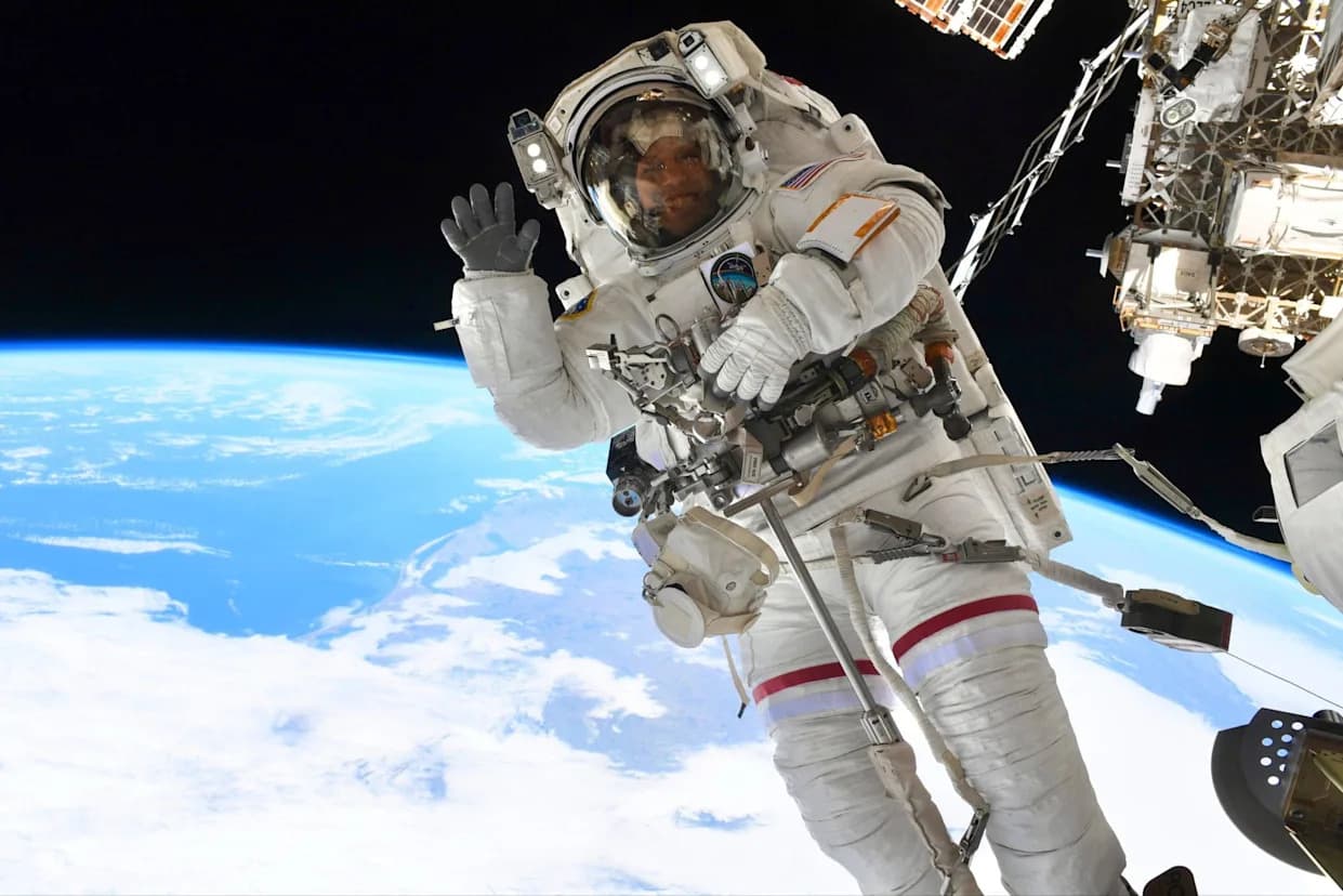 Zapanjujući selfiji iz svemira: Astronauti snimili fotografije sa 250 milja iznad Zemlje