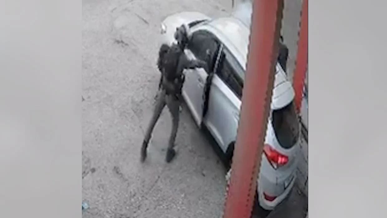 Snimak: Policajac Baca Šok-Bombu u Auto u Qalandiji — Otvorena Istraga