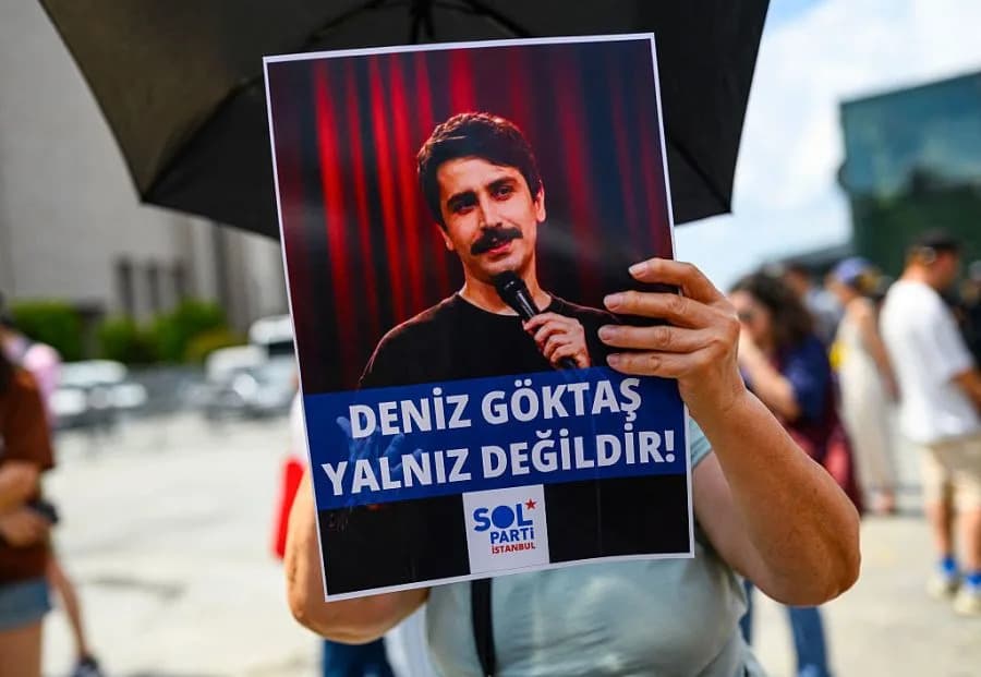 Turski komičar Deniz Göktaş priveden zbog šala o islamu i Erdoganu — slučaj ponovo otvara debatu o Članu 299