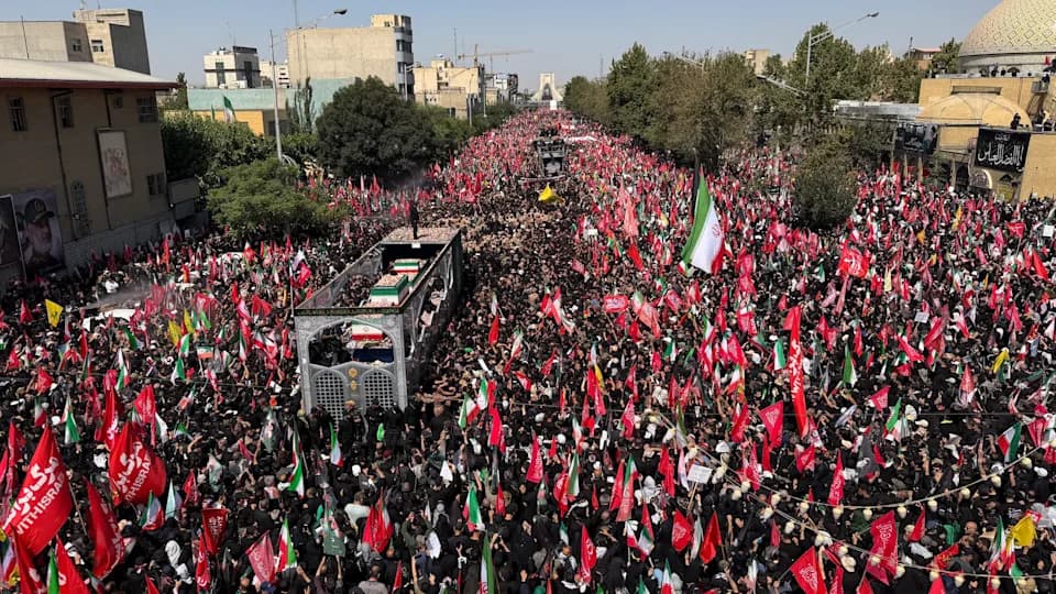Tanker Zapaljen u Hormuškom Moreuzu Nakon Pogotka Projektilom — Iran Tuguje Nakon Izveštaja O Smrti Khameneija
