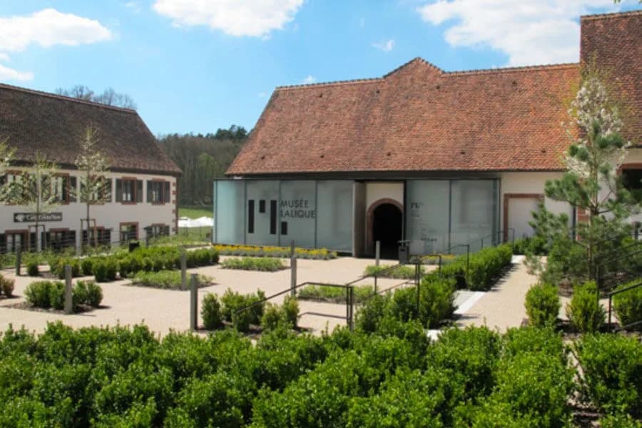 Smela Pljačka u Musée Lalique: Dragulji Vredni Milione Evra Ukradeni Za 11 Minuta