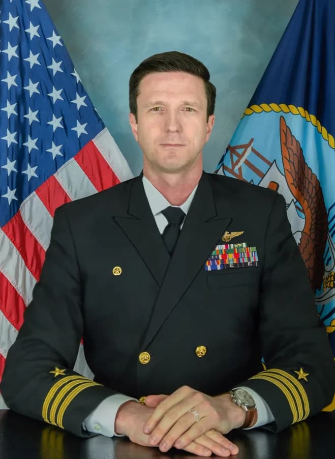 Cmdr. Gabriel Edwards Identifikovan Kao Pretpostavljeno Poginuo Nakon Prinudnog Sletanja Helikoptera U Arapskom Moru