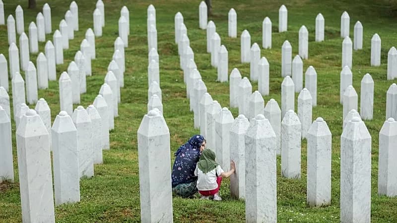 Više od 6.500 ljudi krenulo u 22. Marš mira ka Potočarima — sećanje na žrtve Srebrenice