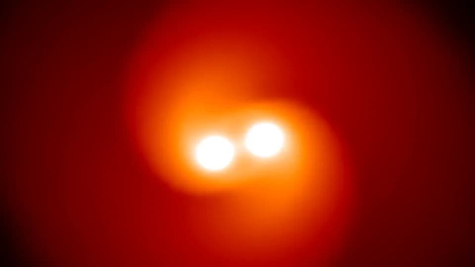 Ples smrti među binarnim zvezdama otkriva izvor retkih interaktivnih supernova