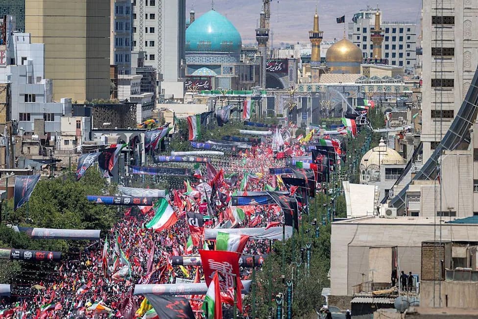 Ogromne Mase U Mashhadu: Sahrana Alija Khameneija Obeležena Tenzijama I Razmenom Udaraca