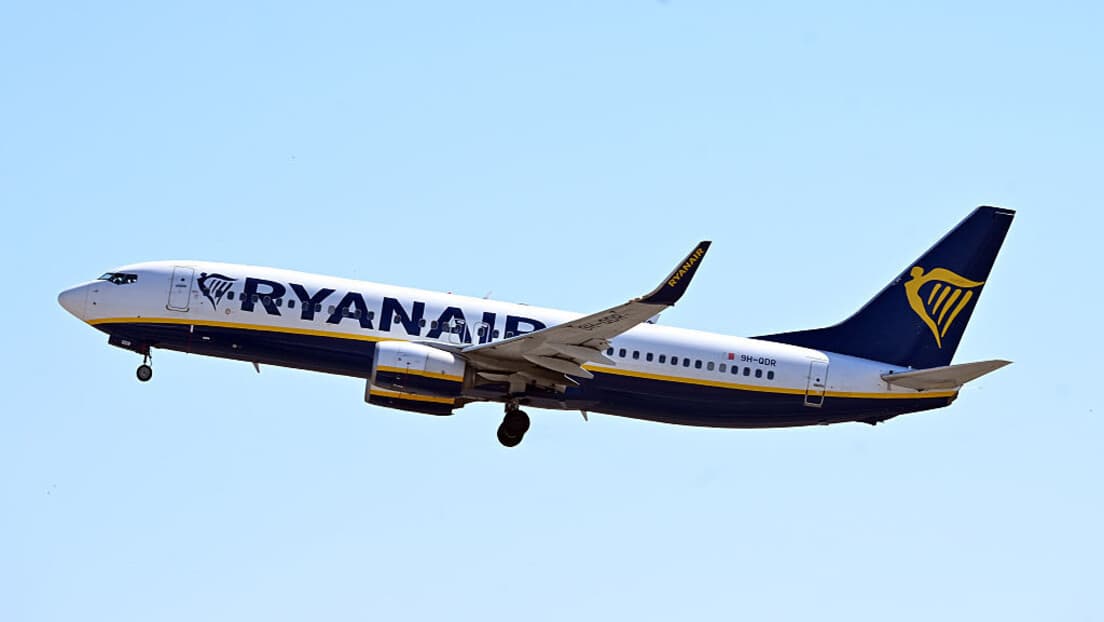 Drama na letu Ryanair: Pukao prozor, putnici spasili 61-godišnjeg Srbina