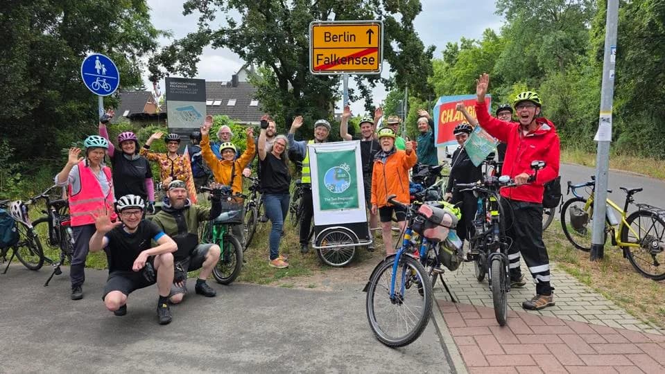 COP31 Bike Ride Krenuo: Biciklisti Preko Evrope Ka Antaliji, Transparent Doplovio Iz Brazila