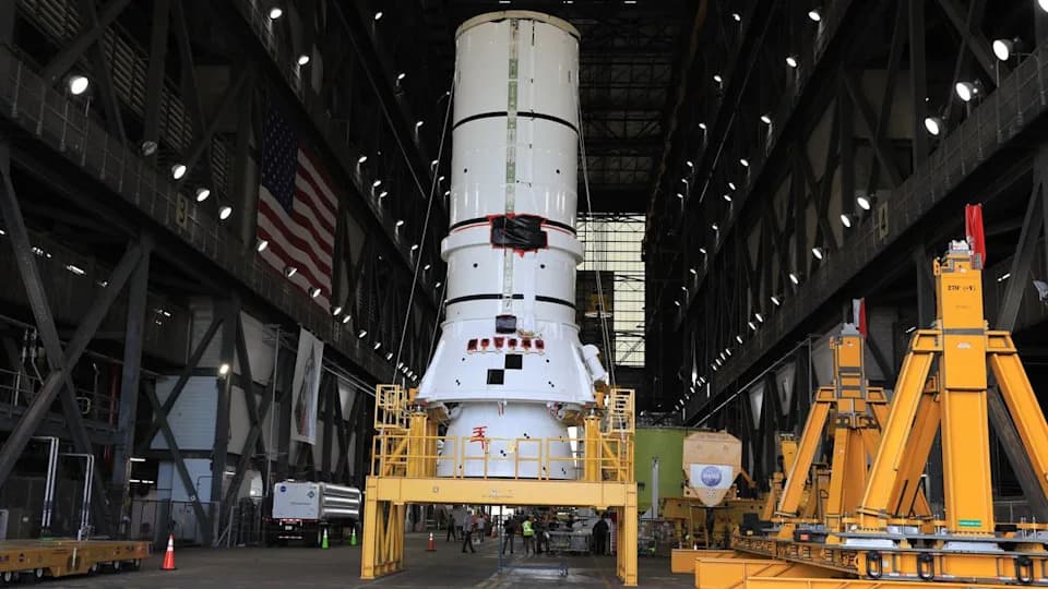 NASA Počinje Sa Slaganjem SLS Rakete Za Artemis III — Donji Segment SRB Stigao U VAB