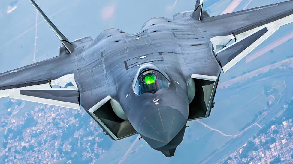 Koliko J-20 „Mighty Dragon“ lovaca Kina zaista ima — i zašto to znači promenu ravnoteže snaga
