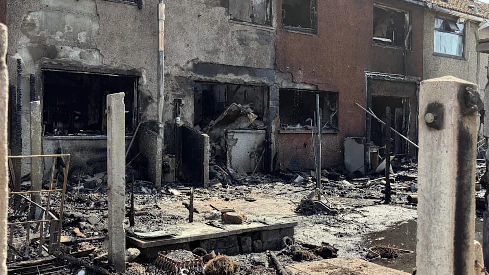 Buktinja U Greenislandu Uništila Dom Posle 54 Godine: Dve Kuće Izgorele, Meštani Pomažu