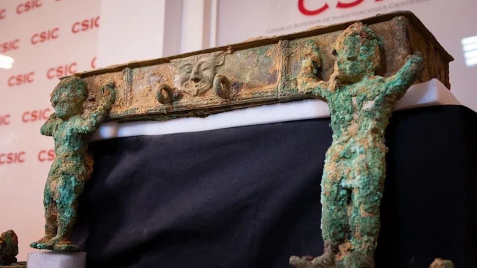 Neverovatno otkriće u Španiji: 2.400 godina stara bronzana kolica sa maskom gorgone i boga Aheloja