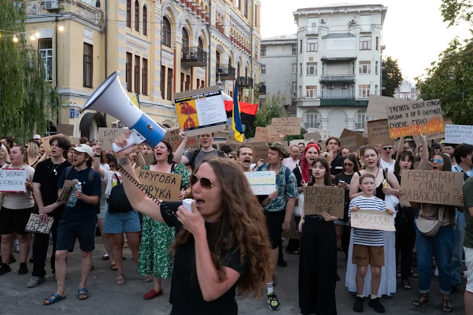 Ruski napadi ubili četvoro civila, dok smena ministra odbrane izaziva masovne proteste