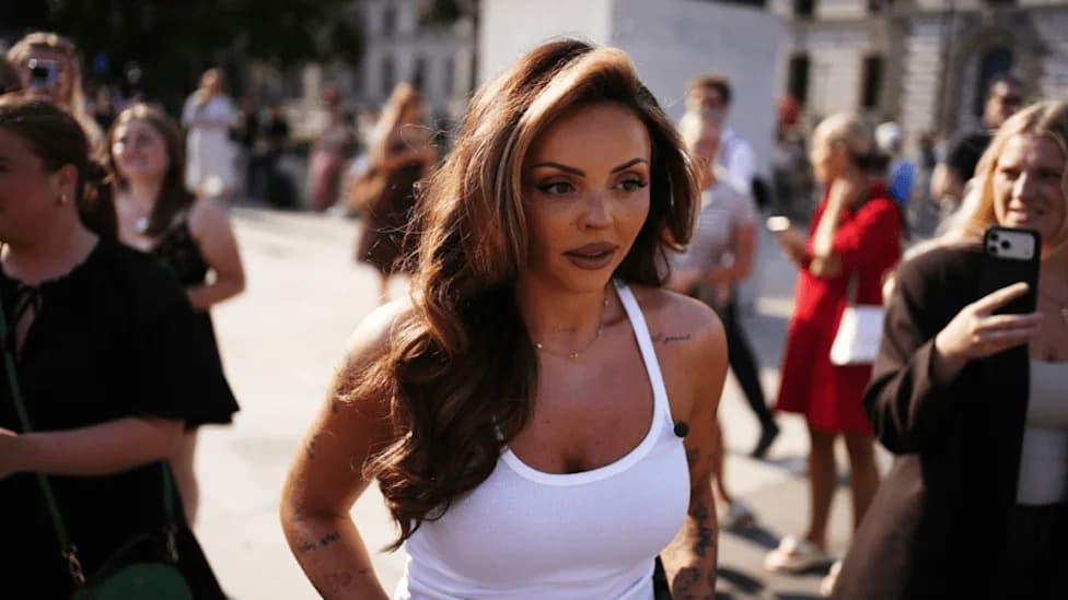 Jesy Nelson Pretvorila Tugu Blizanaca u Pobedničku Promenu: Ujedinjeno Kraljevstvo Uvodi Neonatalni Skrining Na SMA