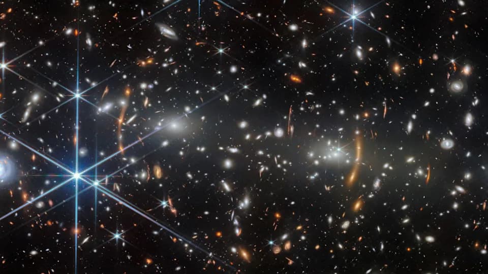 JWST Otkiva Drevne Galaksije Kroz Ajnštajnovo "Gravitaciono Sočivo" — Slika Klastera MACS J0553.4-3342