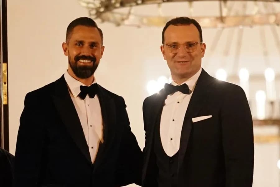 Jens Spahn Podneo Ostavku Nakon Otkrivanja Da Je Koristio Surogat-Majku