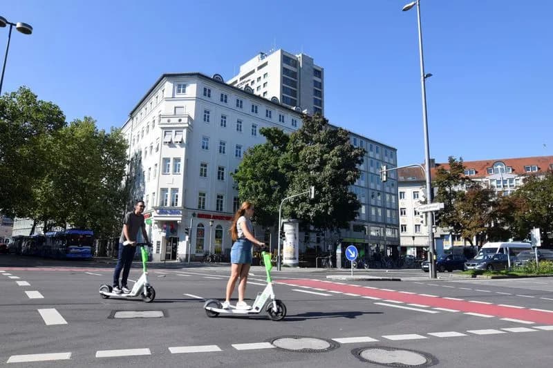 Irska pooštrava pravila za električne trotinete — starosna granica 18, dozvole, šlemovi i moguća zabrana