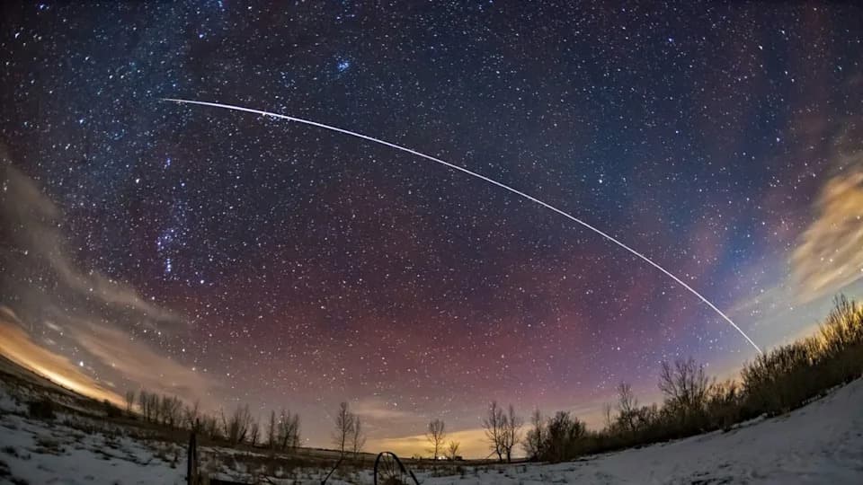 Veštački „Saturnov prsten“ satelita preti da ispuni nebo — šta to znači za astronomiju i noćni pejzaž