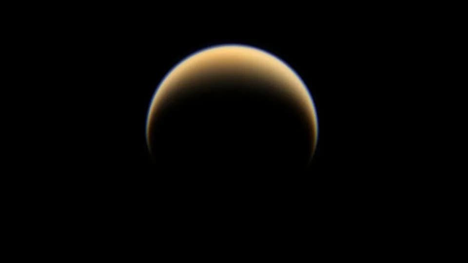 JWST Otkrio Tajanstvenu Molekulu Na Titanu I Plutonu — Naučnici Još Ne Znaju O Čemu Je Reč