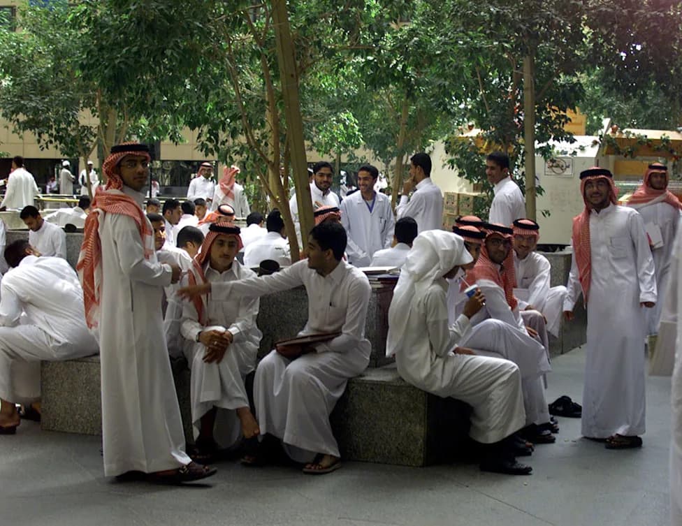 Saudijski muškarci tonu u dugovima — 1,6M zahteva i 165 mlrd rijala u 2025.