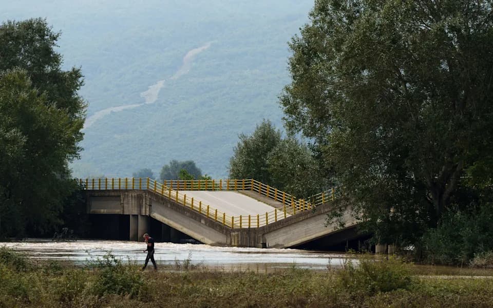 Vozači U Larisi Ignorišu Upozorenja i Rizikuju Prelaskom Preko Izvitoperenog Palaiopyrgos Mosta