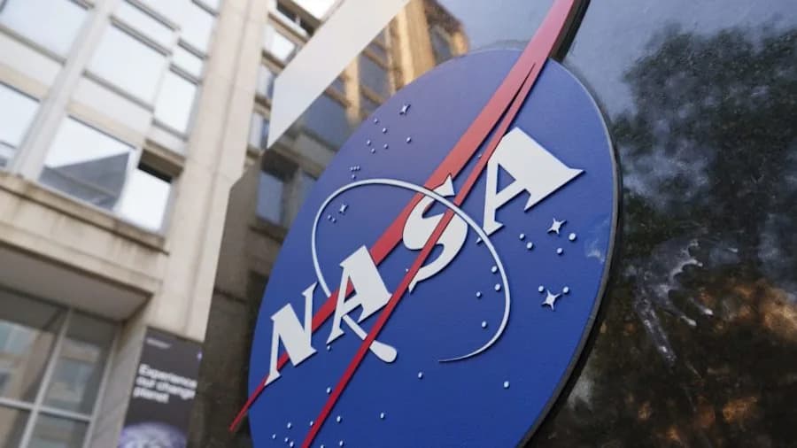 Retki kadrovi Marsa: NASA-ina sonda Psyche snimila južne visoravni i mesece