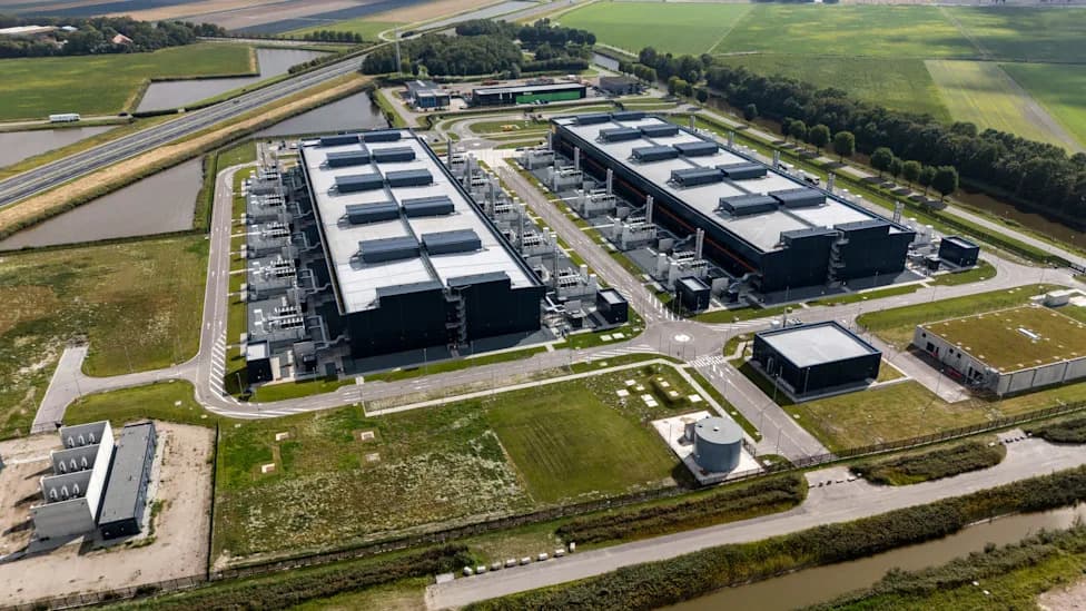 Baloni Sa Kiselinom Na Gradilištu Microsofta U Amsterdamu — Protest Protiv Energetski Zahtevnih AI Centara