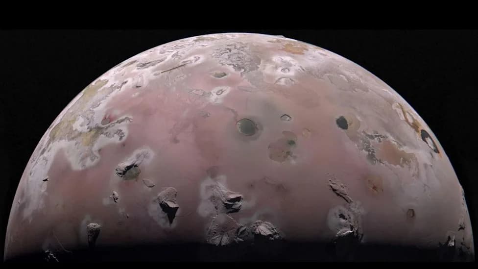 Šta se krije ispod vulkana na mesecu Io? Juno otkriva toplotne džepove 2–6 m ispod površine