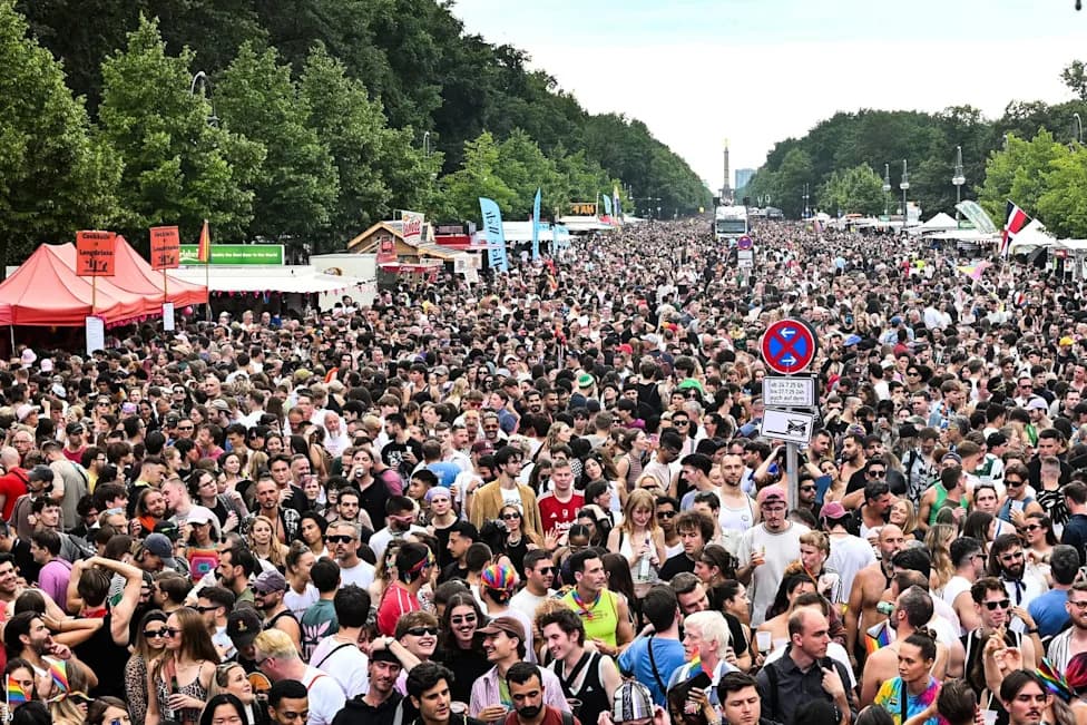 Stotine Hiljada Na Christopher Street Day U Berlinu — Marš Preko Tiergartena Do Brandenburške Kapije