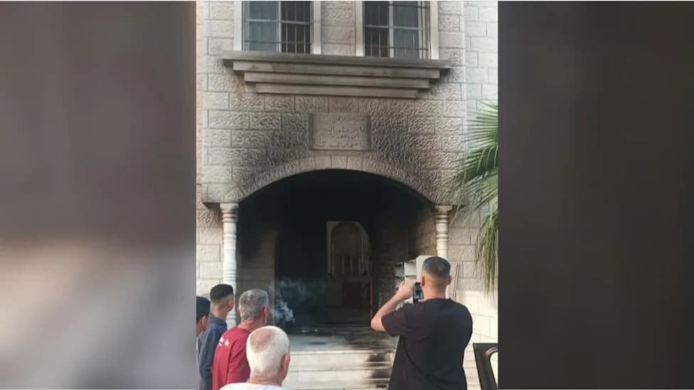 Nasilje na Zapadnoj Obali: Džamija u Kusri Zapaljena, Grafit „Osveta za Benayahu“ na Ulazu