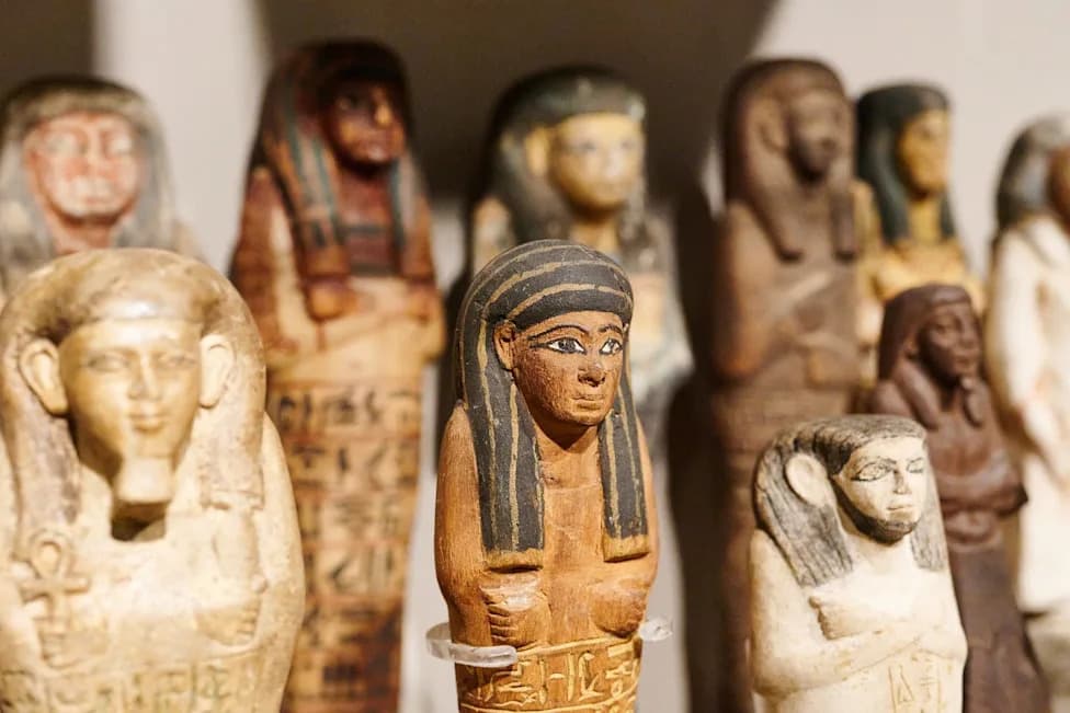 Arheolozi Otkrili 560 Ushabti Figura u 2.600 Godina Staroj Egipatskoj Nekropoli — Misterija Ritualnih Tanjira