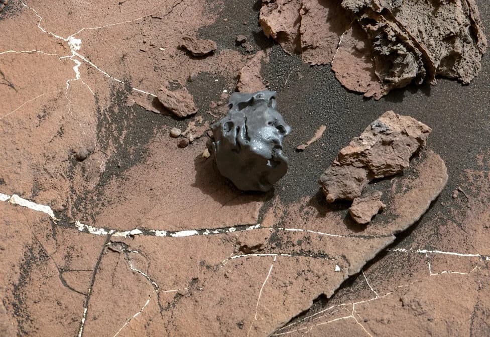 Tajanstveni izduženi kamen na Marsu izazvao teorije zavere — šta zapravo kaže NASA