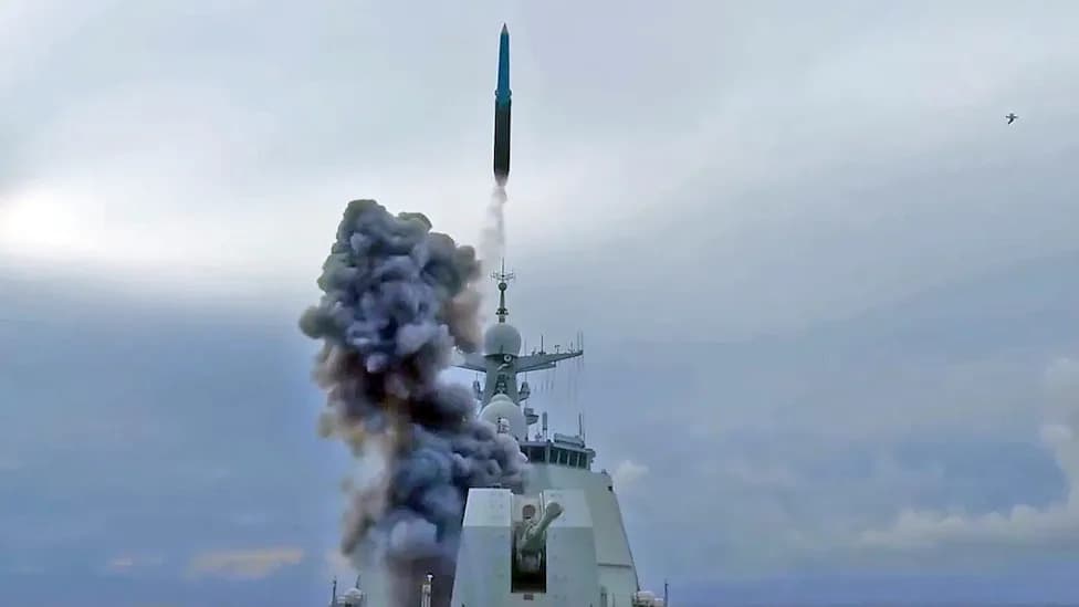 Kina Lansirala Hipersonični Projektil YJ-20 Sa Razarača Type 052D — Širenje Pomorskih Sposobnosti PLAN‑a